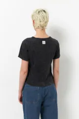 Remera negra de manga corta con estampa de escudo con la inscripción "Sports League" y una pelota de fútbol americano.