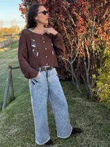 Pantalón de jean de corte wide leg, con lavado ácido y costuras decorativas bordadas a mano en color crudo a lo largo de los laterales y los bolsillos traseros.