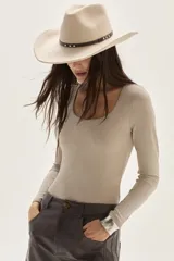 Top de manga larga color beige, confeccionado en tela de lurex, con calce al cuerpo y escote cuadrado.