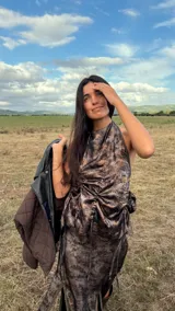 Top con escote halter y espalda descubierta con ajuste de tiras para anudar. Presenta un diseño con jaretas frontales que aportan textura y volumen, con detalles de vivo en lino a contratono.