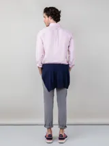 Camisa celeste de corte clásico, con cuello abotonado, manga larga y logo bordado en el pecho.