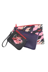 Set de tres necessaires Oreiro de diferentes tamaños y diseños: uno grande con estampado de labios, uno mediano violeta liso y uno pequeño negro con estampado de labios y texto. Todos cuentan con cierre superior y tiradores rojos.