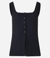 Musculosa negra con escote cuadrado, breteles anchos y abotonadura frontal.