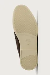 Mocasín casual para hombre confeccionado en piel con acabado en serraje, color marrón, con horma redonda, detalle de bordón y suela a contraste en tono claro.