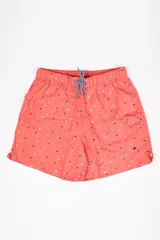 Short de baño color salmón con estampado geométrico de pequeñas figuras en azul y amarillo. Cuenta con cintura elástica con cordón ajustable, dos bolsillos laterales, un bolsillo trasero y logo bordado en la pierna.