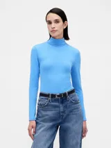 Remera de manga larga con cuello alto tipo polera, confeccionada en tejido suave y ajustado al cuerpo.