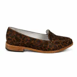 Mocasines de cuero plateado con acabado texturado, diseño clásico con costuras visibles y vira de suela natural cosida. Cuenta con taco plano de 2 cm y plantilla anatómica.