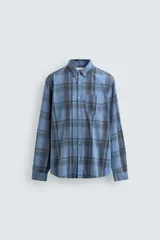 Camisa de corte regular fit confeccionada en tejido ligero de algodón, con estampado de cuadros en tonos azules y grises. Presenta cuello abotonado, manga larga con puños abotonados, bolsillo plastrón en el pecho y cierre frontal de botones.