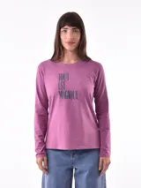 Remera de manga larga color gris oscuro, ajustada al cuerpo, con un estampado frontal de flores y texto en color blanco.