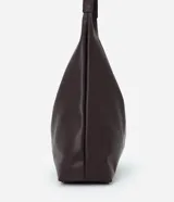 Cartera hobo grande de poliuretano color verde militar, con diseño slouchy, base estructurada y una única asa larga para llevar al hombro. Cuenta con cierre de botón a presión y amplio compartimento interior.