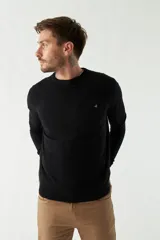 Sweater de punto para hombre con escote redondo, mangas largas y logo bordado en el pecho. Presenta un diseño clásico de calce regular.