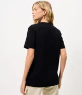 Remera de algodón color negro con cuello redondo y mangas cortas, con estampa frontal inspirada en la serie The Vampire Diaries.