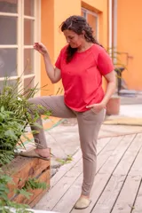 Remera de lycra de algodón color rojo, con calce clásico, mangas cortas y doble tela al frente con aperturas laterales para amamantar.