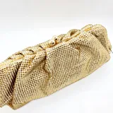 Bolso de mano tipo clutch color verde esmeralda, cubierto de strass brillantes. Tiene efecto plisado, cierre con broche dorado y cadena corta desmontable.