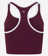 Top deportivo sin copa, color azul marino, con escote en U y espalda tipo nadador. Presenta ribetes contrastantes blancos en el escote y los bordes de las sisas.