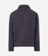 Campera Marfinno de corte regular confeccionada en poliéster con tacto aterciopelado, diseño de raya diplomática, cuello estructurado, bolsillos laterales y cierre frontal con cremallera.