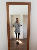 Camisa oversize de mangas largas con estampado de rayas verticales azules y blancas.