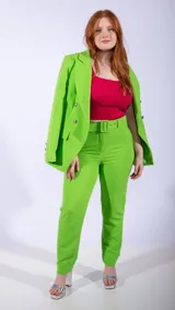 Top tejido de hilo color crudo, con breteles anchos y escote cuadrado.