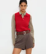 Short de sastre en tweed con corte en A, cintura alta con trabillas y cierre delantero. Incluye un cinturón desmontable de poliuretano.