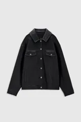 Chaqueta de cuero negro, estilo oversize con costuras a tono, botones plateados, bolsillos con solapa en el pecho y bolsillos laterales.