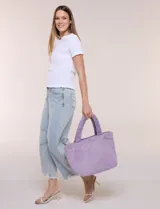 Cartera tipo shopper verde de textura suave y flexible, con doble asa superior fija texturada y compartimento principal amplio con botón metálico.