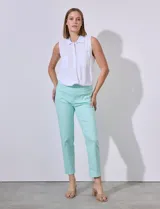 Pantalón de vestir verde esmeralda, de corte recto, con bolsillos laterales y traseros.