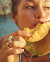 Anillo ancho de alpaca color plateado, con diseño irregular y textura rugosa. Pieza hecha a mano.