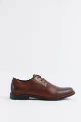Zapato de vestir Freeway modelo Murphy, color marrón, con cordones y suela de goma oscura.