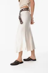 Falda midi color beige de corte evasé y pretina elástica.