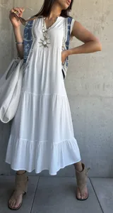 Vestido largo blanco de corte amplio con volados en el ruedo.