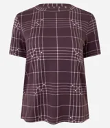 Blusa de pijama Lov de manga corta y cuello redondo, con estampado de cuadros escoceses en tonos bordó y líneas blancas. Confeccionada en tejido suave con acabado peach touch.