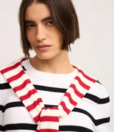 Blusa de punto ligero de manga corta y cuello redondo con diseño de rayas horizontales negras sobre base blanca.