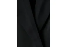 Vestido tipo blazer de corte corto y color negro, con solapas de muesca, doble botonadura frontal y bolsillos de ojal con solapa.