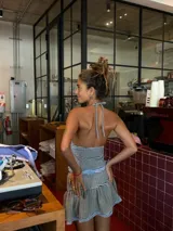 Minifalda blanca con volados y detalle de puntilla en el ruedo.