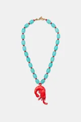 Collar de abalorios de cristal en color celeste intercalados con cuentas rojas, con un colgante grande en forma de gamba de color rojo hecho de resina.