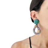 Aros colgantes con base circular de mostacillas turquesas y dije de lágrima tramado con cristales de colores.