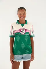 Camiseta deportiva estilo polo de manga corta, con diseño multicolor en tonos verde, blanco y rosado, cuello tipo polo y estampado gráfico frontal de la marca Farm.