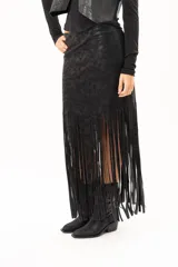 Pollera midi de cuerina negra con diseño ajustado en la parte superior y terminación en flecos largos que aportan movimiento.