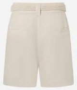 Short azul marino de cintura alta con cinturón de rafia y bolsillos laterales.