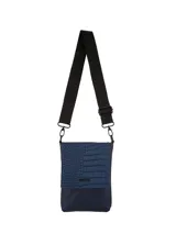 Bandolera Terrano modelo Astrid de color negro, con solapa de textura símil cocodrilo y base lisa. Cuenta con correa ancha regulable con inscripciones de la marca y herrajes metálicos oscuros.