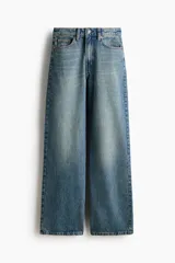Pantalón de jean con diseño wide leg, de tiro alto y cinco bolsillos, en tono azul desgastado.