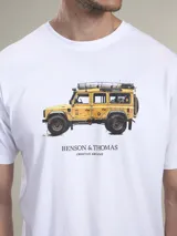 Remera de algodón color lila con estampa de un Land Rover Defender amarillo y el logo de la marca Benson & Thomas.