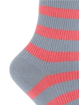 Medias de largo medio con diseño de rayas horizontales en gris y rosado, confeccionadas en tejido de punto acanalado con borde superior con volados y bordado pequeño de perro en la parte superior.