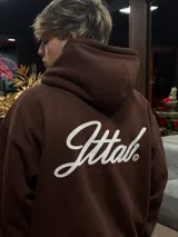 Hoodie de color marrón oscuro con capucha y estampado tipográfico en color blanco en la parte posterior.