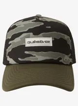 Gorra tipo trucker Quiksilver modelo Pidgeon Chicken, con frente estampado estilo camuflado en tonos verde militar y negro, visera curva en color verde militar y paneles traseros de red negra. Cuenta con un parche frontal rectangular con el logo de la marca.