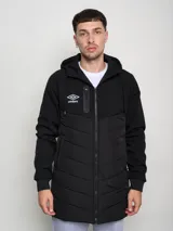 Parka larga de abrigo Umbro, color negro, con capucha y cierre frontal.