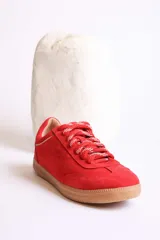 Zapatillas bajas marrones de gamuza con cordones y detalle de aplique de fresa en los cordones.