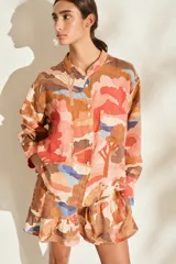 Camisa de lino italiano color crudo con estampado artístico de paisajes, cuello mao, manga larga, cierre frontal de botones y un bolsillo en el pecho.