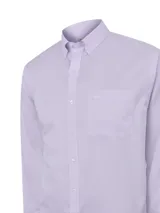 Camisa de manga larga RKF color lila, de corte regular fit, con cuello abotonado, bolsillo en el pecho con logo bordado y cierre frontal de botones.