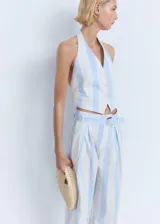 Pantalón de tiro medio con diseño culotte y estampado de rayas verticales celestes y blancas. Cuenta con trabillas, cinturón ajustable incorporado y cierre oculto.